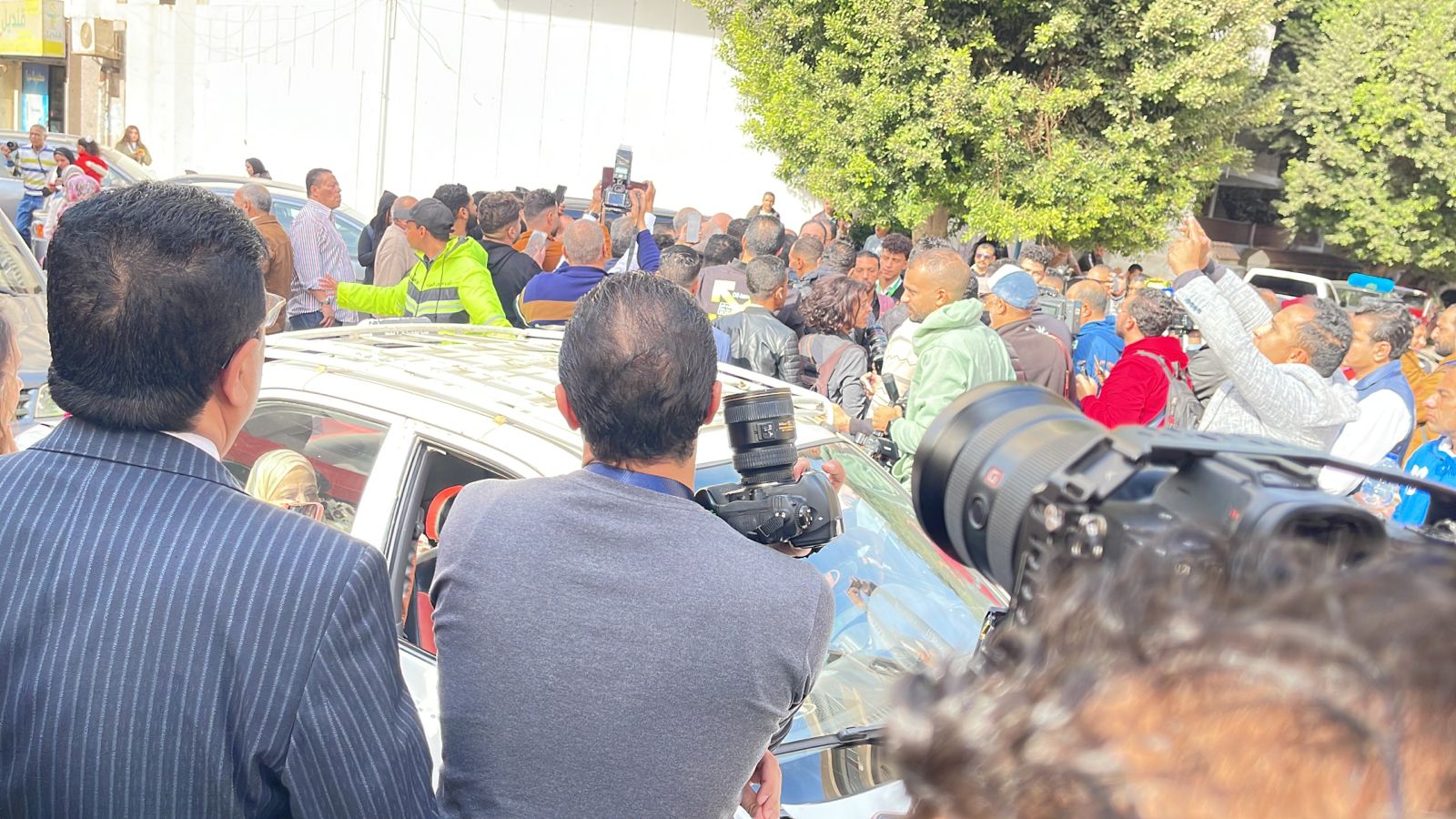 انصار عبد السند يمامة لدى وصوله لجنة مدرسة بدر انصار عبد السند يمامة لدى وصوله لجنة مدرسة بدر