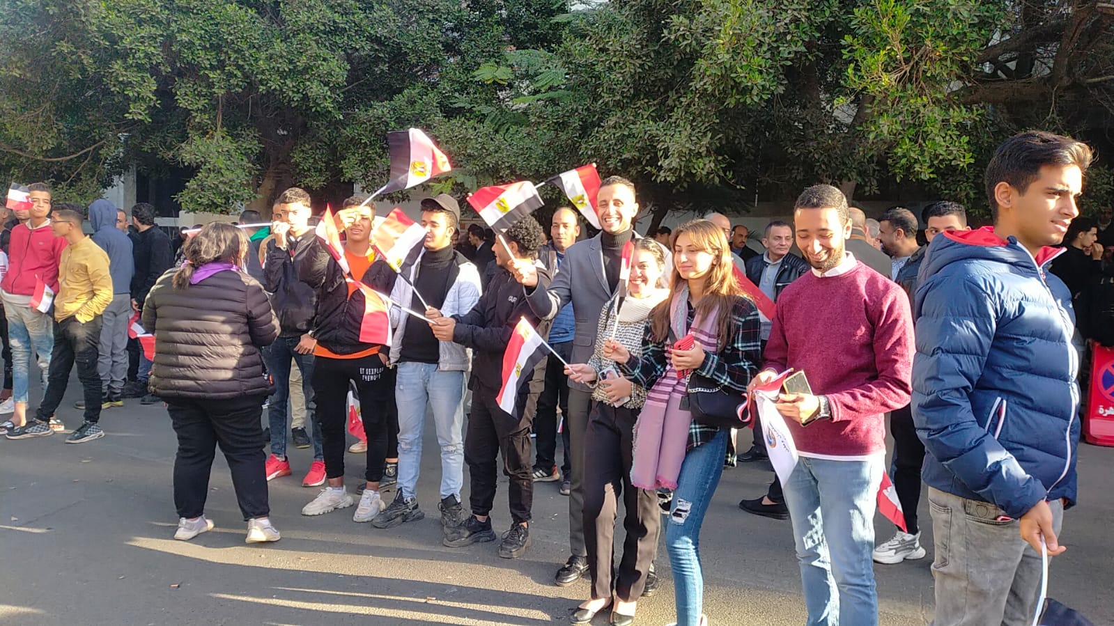 الناخبين أمام اللجان بالأعلام الناخبين أمام اللجان بالأعلام