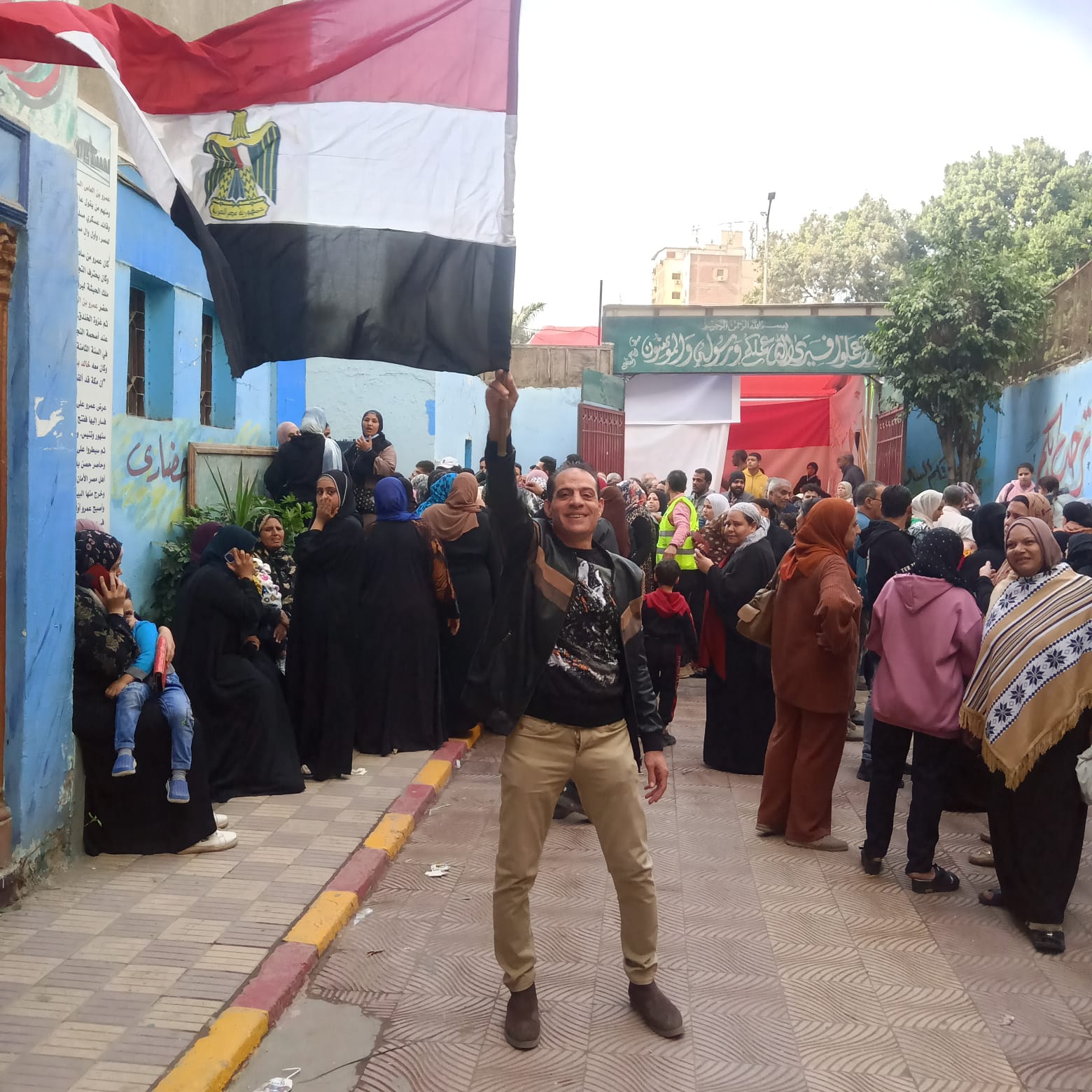 علم مصر يرفرف أمام لجان الانتخابات بمصر القديمة