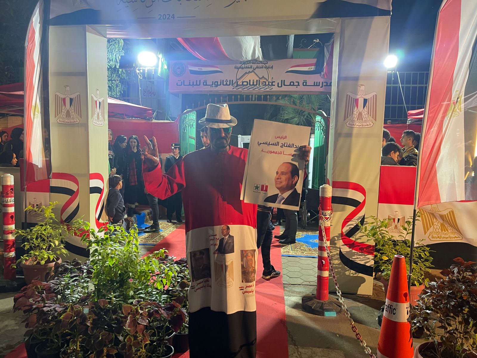 مواطن يرتدى علم مصر