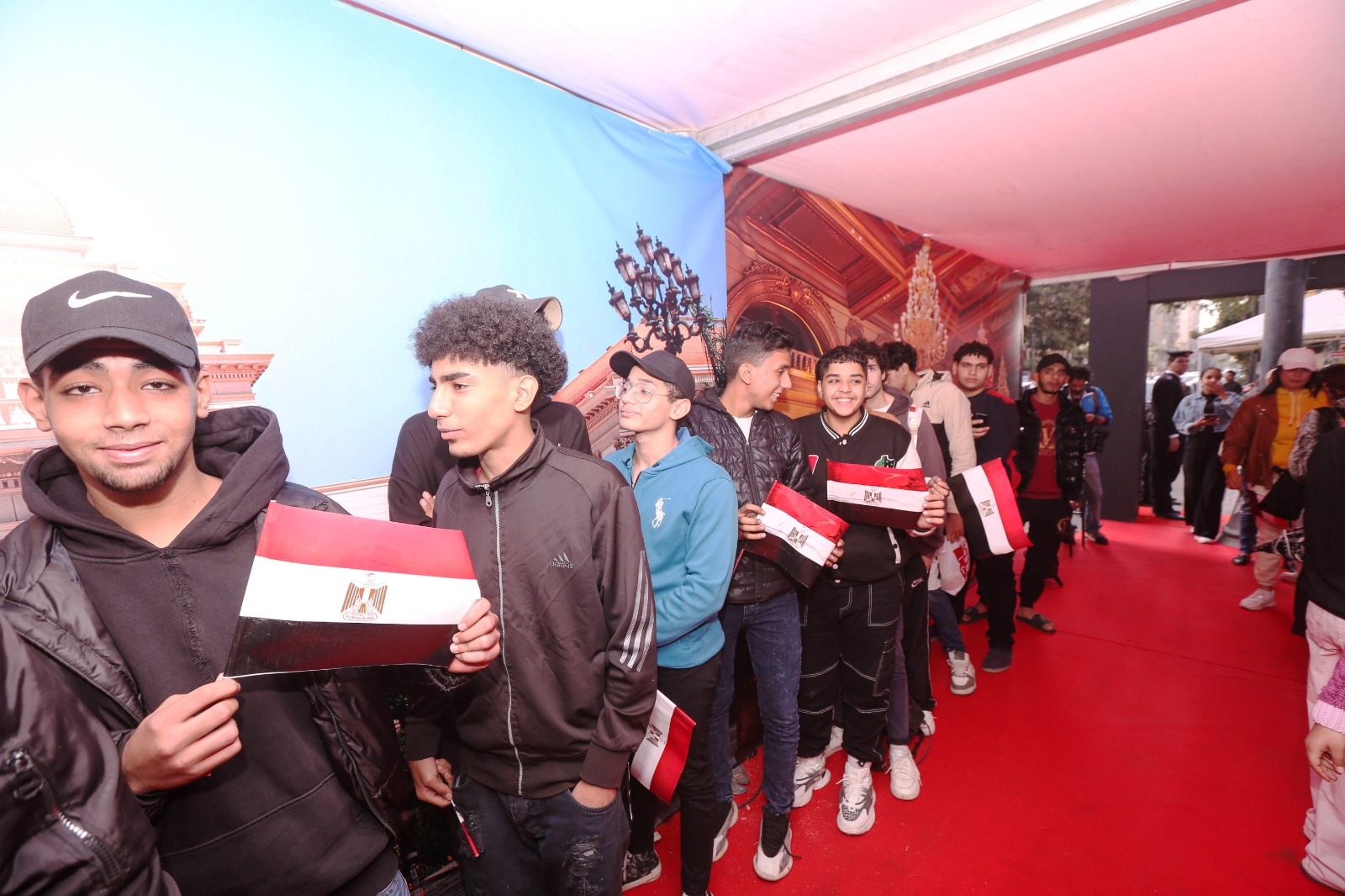 شباب يحملون علم مصر شباب يحملون علم مصر