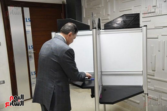 وزير-الداخلية-يدلى-بصوته--(1)