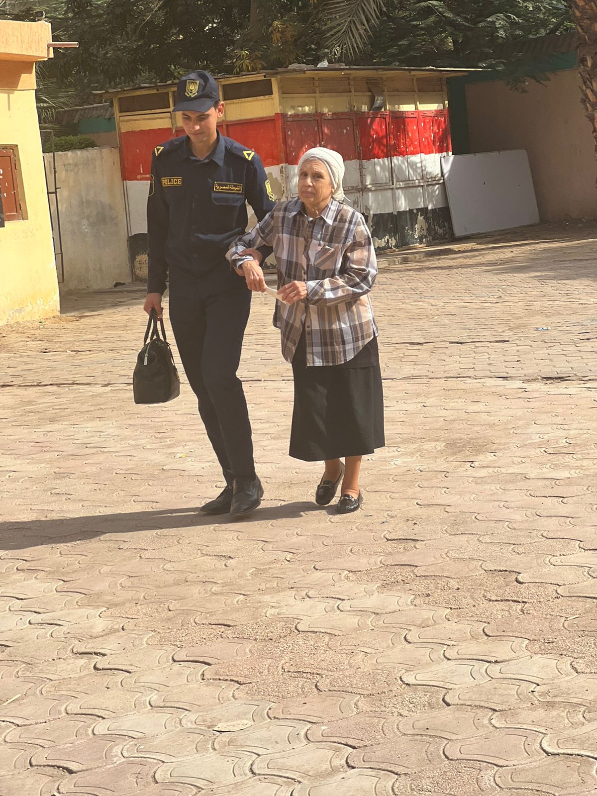 سيدة عجوز تشارك بالإنتخابات