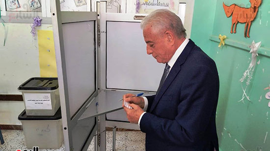 محافظ-جنوب-سيناء-يدلى-بصوته-فى-الانتخابات-الرئاسية-(3)