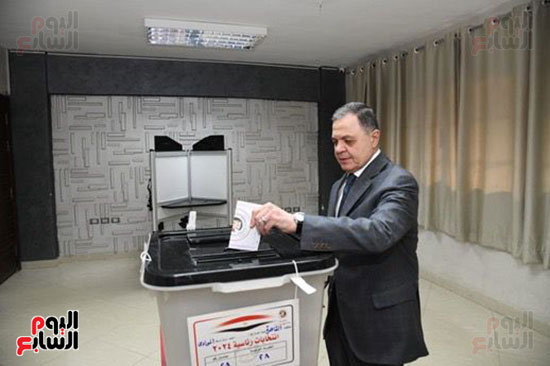 وزير-الداخلية-يدلى-بصوته--(2)