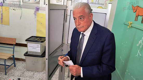 محافظ-جنوب-سيناء-يدلى-بصوته-فى-الانتخابات-الرئاسية-(1)