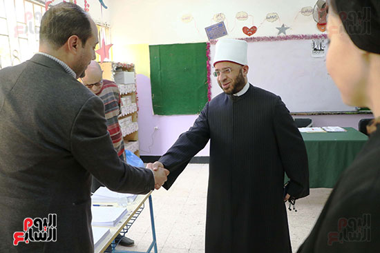 أسامة الأزهرى يدلى بصوته فى الانتخابات الرئاسية (4)