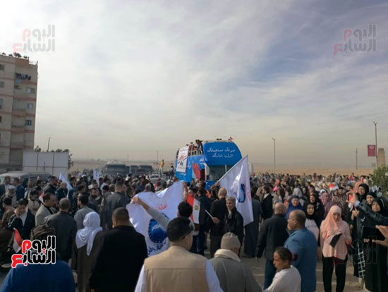 احتفالات-بالطبل-والزمر-أمام-اللجان-الانتخابية-بهضبة-الأهرام-وسط-إقبال-كبير-(2)