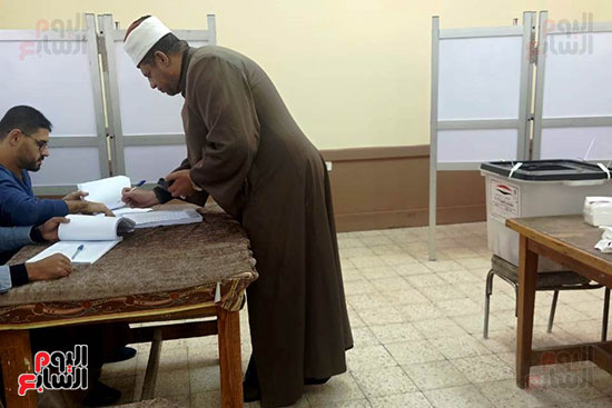 مدير-عام-وعظ-بورسعيد-يدلي-بصوته-في-الانتخابات-الرئاسية-(2)