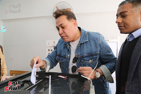 حكيم كريم عبد العزيز  (1)