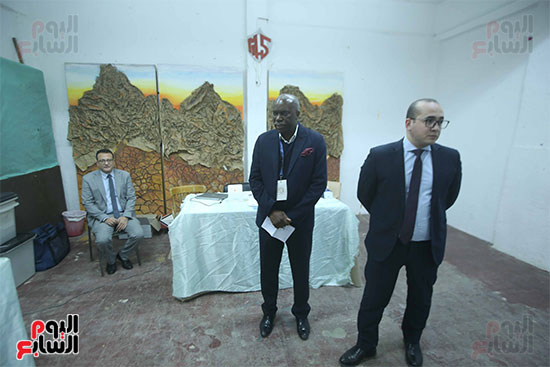 سفير أنجولا بالقاهرة يتابع سير العملية الانتخابية فى لجان المعادى (6)
