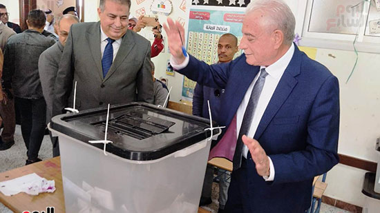 محافظ-جنوب-سيناء-يدلى-بصوته-فى-الانتخابات-الرئاسية-(2)