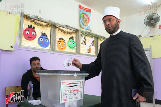 أسامة الأزهرى يدلى بصوته فى الانتخابات الرئاسية (3)