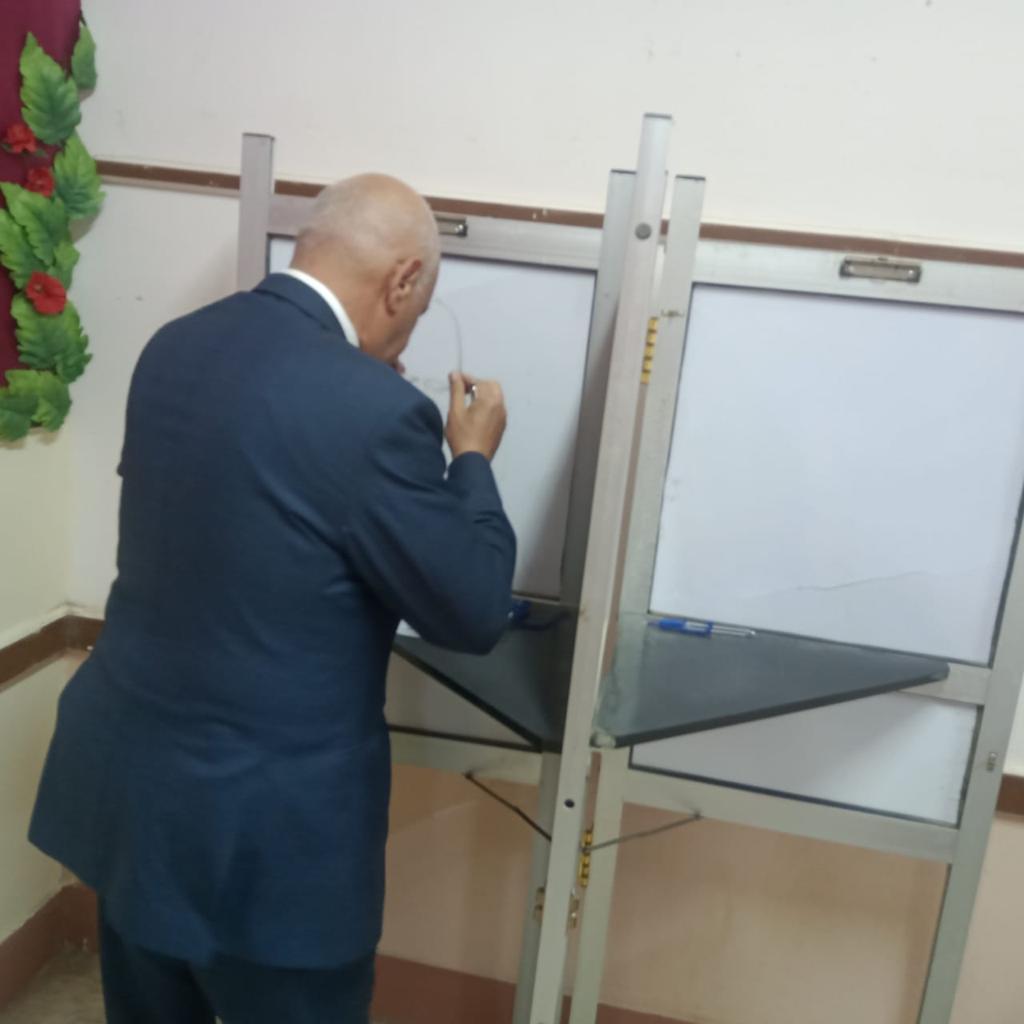 النائب حازم الجندى يدلى بصوته (2)