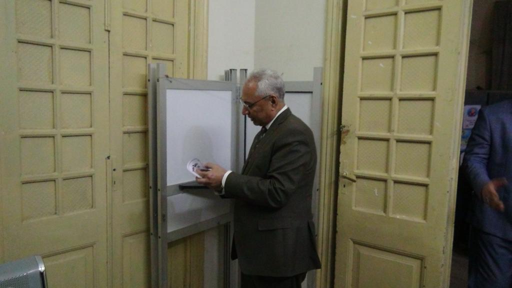 رئيس جامعة المنيا يدلي بصوته الانتخابى (1)