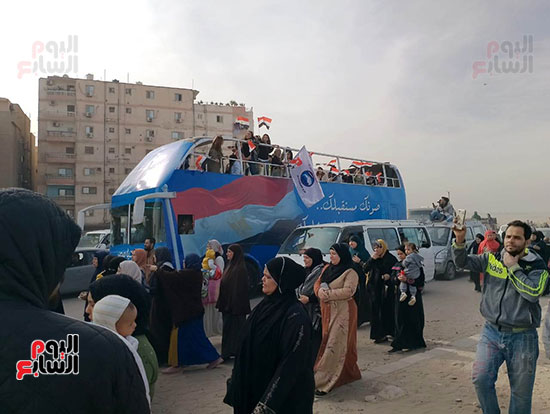 احتفالات-بالطبل-والزمر-أمام-اللجان-الانتخابية-بهضبة-الأهرام-وسط-إقبال-كبير-(4)