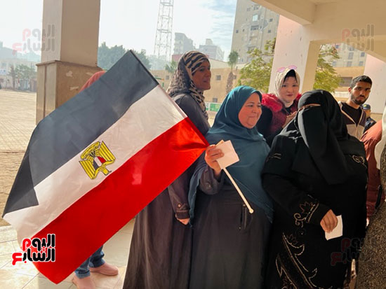 سيدات-مصر-يحملون-الأعلام-(1)