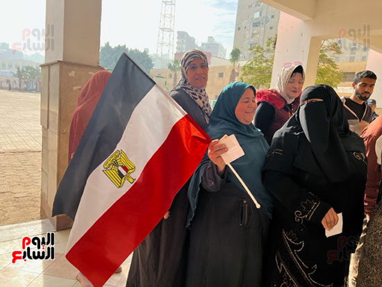 سيدات-مصر-يحملون-الأعلام-(4)