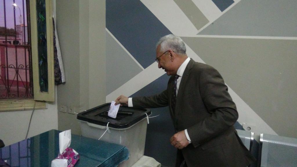 رئيس جامعة المنيا يدلي بصوته الانتخابى (2)
