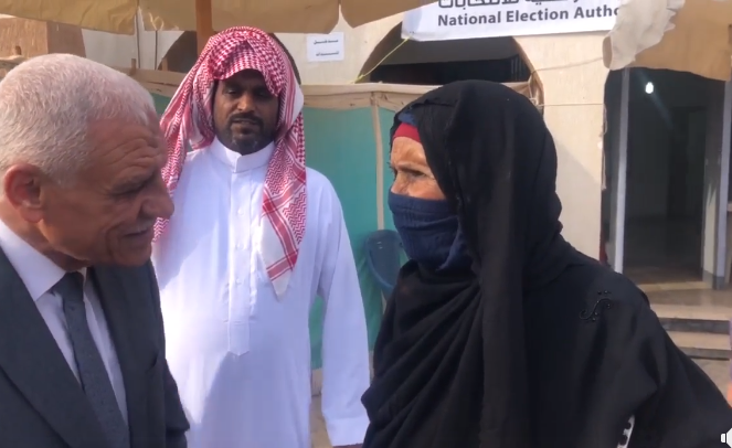 معمرة تدلى بصوتها فى طابا