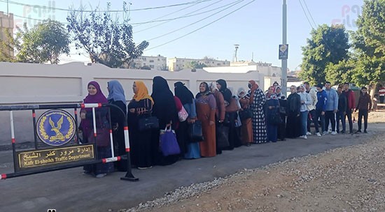 انتظار-الناخبين-أمام-اللجان انتظار-الناخبين-أمام-اللجان