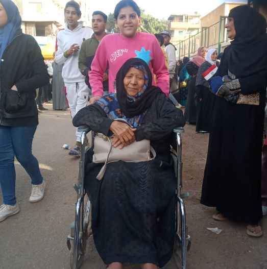 الحاجة أم مصطفى تصطحب حفيدتها للتصويت فى الانتخابات
