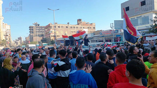 انطلاق-مسيرة-بأعلام-مصر-والسيدات-يطلقن-الزغاريد-أمام-لجنة-الساحة-الشعبية-بالمحلة-(4)