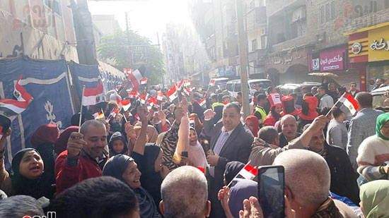 بالأعلام-والزغاريد-..-أهالى-سوهاج-يحتشدون-أمام-اللجان-لانتخاب-رئيس-مصر-(8)