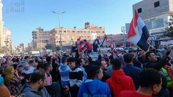 انطلاق-مسيرة-بأعلام-مصر-والسيدات-يطلقن-الزغاريد-أمام-لجنة-الساحة-الشعبية-بالمحلة-(2)