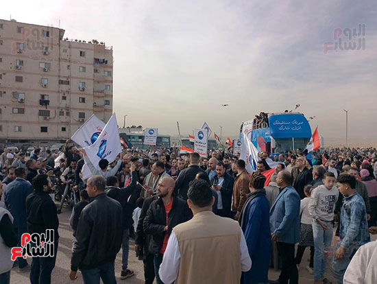 احتفالات-بالطبل-والزمر-أمام-اللجان-الانتخابية-بهضبة-الأهرام-وسط-إقبال-كبير-(3)