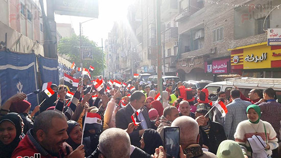 بالأعلام-والزغاريد-..-أهالى-سوهاج-يحتشدون-أمام-اللجان-لانتخاب-رئيس-مصر-(6)