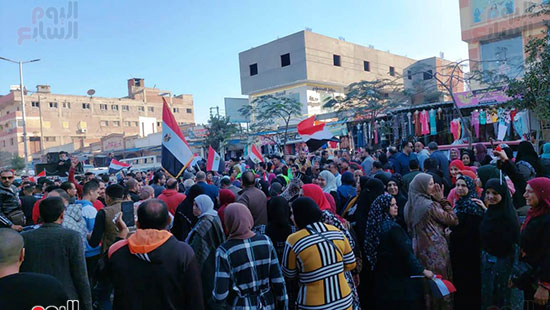 انطلاق-مسيرة-بأعلام-مصر-والسيدات-يطلقن-الزغاريد-أمام-لجنة-الساحة-الشعبية-بالمحلة-(3)