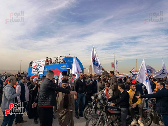 احتفالات-بالطبل-والزمر-أمام-اللجان-الانتخابية-بهضبة-الأهرام-وسط-إقبال-كبير-(1)