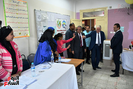 محافظ-جنوب-سيناء-يتفقد-اللجان-الانتخابية-(2)