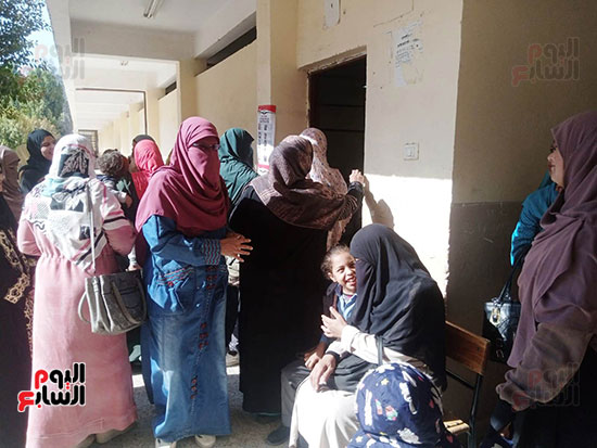 توافد نسائى كبير على لجان الانتخابات الرئاسية فى محافظة قنا (3)