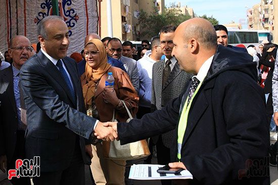 رئيس جامعة النهضة والطلاب يشاركون فى انتخابات الرئاسة بلجان الوافدين ببنى سويف (9)