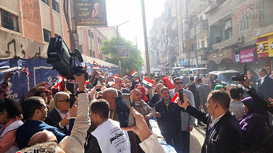بالأعلام-والزغاريد-..-أهالى-سوهاج-يحتشدون-أمام-اللجان-لانتخاب-رئيس-مصر-(9)