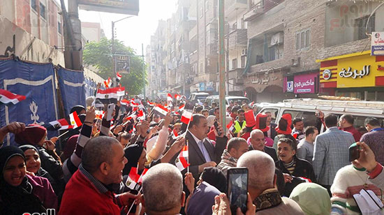 بالأعلام-والزغاريد-..-أهالى-سوهاج-يحتشدون-أمام-اللجان-لانتخاب-رئيس-مصر-(7)