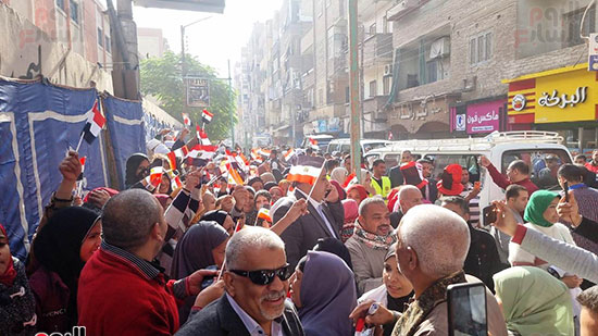 بالأعلام-والزغاريد-..-أهالى-سوهاج-يحتشدون-أمام-اللجان-لانتخاب-رئيس-مصر-(4)