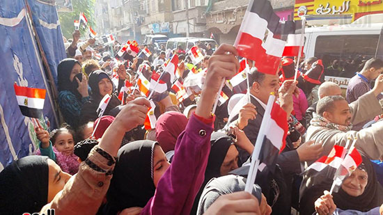 بالأعلام-والزغاريد-..-أهالى-سوهاج-يحتشدون-أمام-اللجان-لانتخاب-رئيس-مصر-(1)