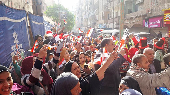 بالأعلام-والزغاريد-..-أهالى-سوهاج-يحتشدون-أمام-اللجان-لانتخاب-رئيس-مصر-(5)