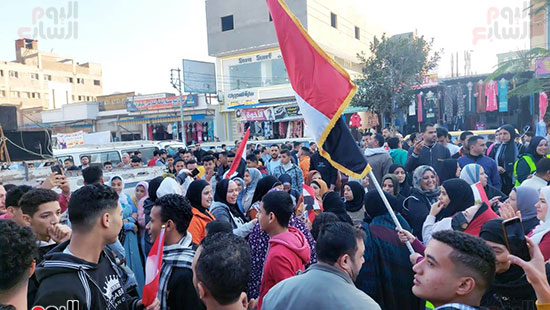 انطلاق-مسيرة-بأعلام-مصر-والسيدات-يطلقن-الزغاريد-أمام-لجنة-الساحة-الشعبية-بالمحلة-(1)