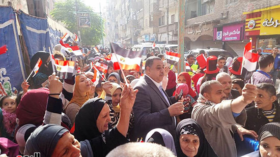 بالأعلام-والزغاريد-..-أهالى-سوهاج-يحتشدون-أمام-اللجان-لانتخاب-رئيس-مصر-(3)