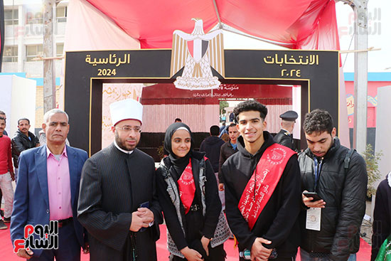 أسامة الأزهرى يدلى بصوته فى الانتخابات الرئاسية (5)