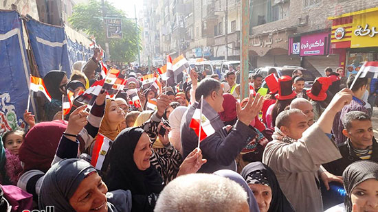 بالأعلام-والزغاريد-..-أهالى-سوهاج-يحتشدون-أمام-اللجان-لانتخاب-رئيس-مصر-(2)