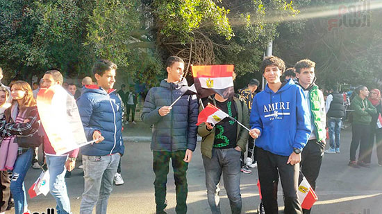تجمع-عدد-كبير-من-الشباب-بأعلام-مصر-أمام-لجنة-مدرسة-مصطفى-يسرى-ابوعميرة-بمصر-الجديدة--(4)