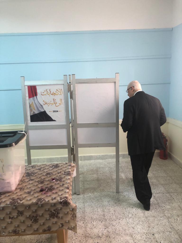 المستشار عدلى منصور يدلى بصوته فى الانتخابات