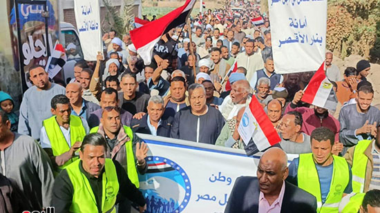 مسيرة-بأعلام-مصر-للسيدات-والرجال-تجوب-لجان-منشأة-العمارى-بالأقصر