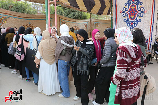 رئيس جامعة النهضة والطلاب يشاركون فى انتخابات الرئاسة بلجان الوافدين ببنى سويف (2)