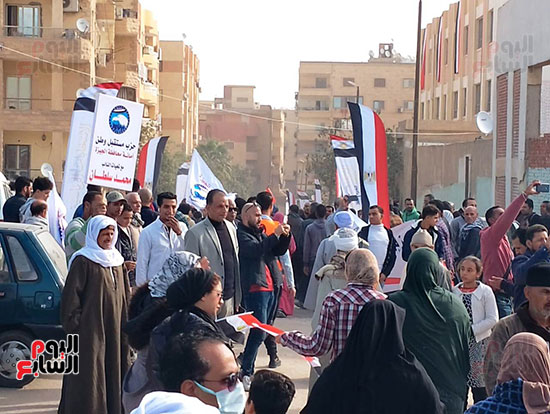 احتفالات-بالطبل-والزمر-أمام-اللجان-الانتخابية-بهضبة-الأهرام-وسط-إقبال-كبير-(5)